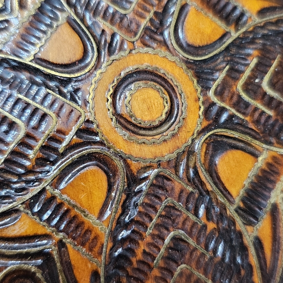 VINTAGE ROUND HAND CARVED WOODEN PLATE - Picture 3 of 5